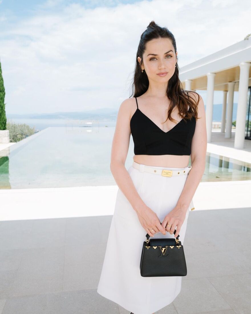 Άνα ντε Άρμας: Έφυγε από την Ελλάδα - Τα στιγμιότυπα από το ταξίδι της 