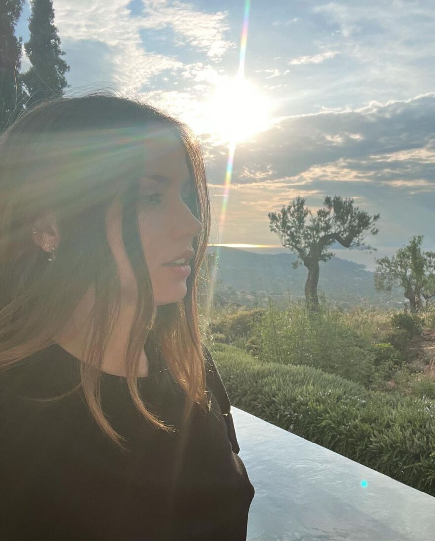 Άνα ντε Άρμας: Έφυγε από την Ελλάδα - Τα στιγμιότυπα από το ταξίδι της 