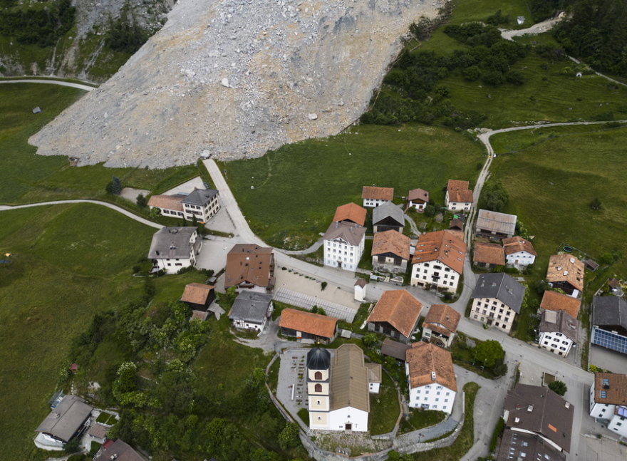 Ελβετία: Χωριό γλίτωσε παρά τρίχα από τεράστια κατολίσθηση