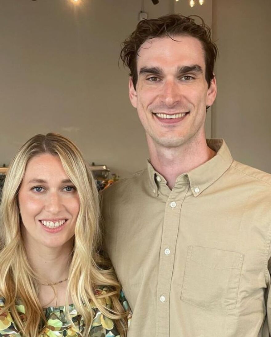 Χιου Χέφνερ: Ο bisexual γιος του κάνει στριπτίζ στο OnlyFans για να αγοράζει... κάρτες Pokemon