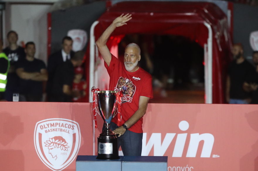 Ολυμπιακός: Ο Αργύρης Καμπούρης μαζί με νεαρό φίλο της ομάδας με κινητικά προβλήματα μετέφεραν την κούπα στο βάθρο