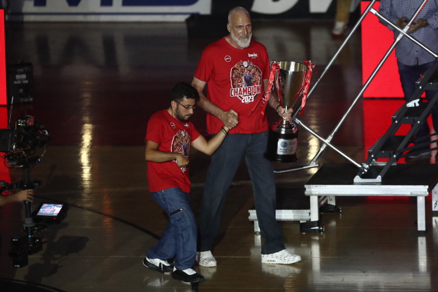 Ολυμπιακός: Ο Αργύρης Καμπούρης μαζί με νεαρό φίλο της ομάδας με κινητικά προβλήματα μετέφεραν την κούπα στο βάθρο