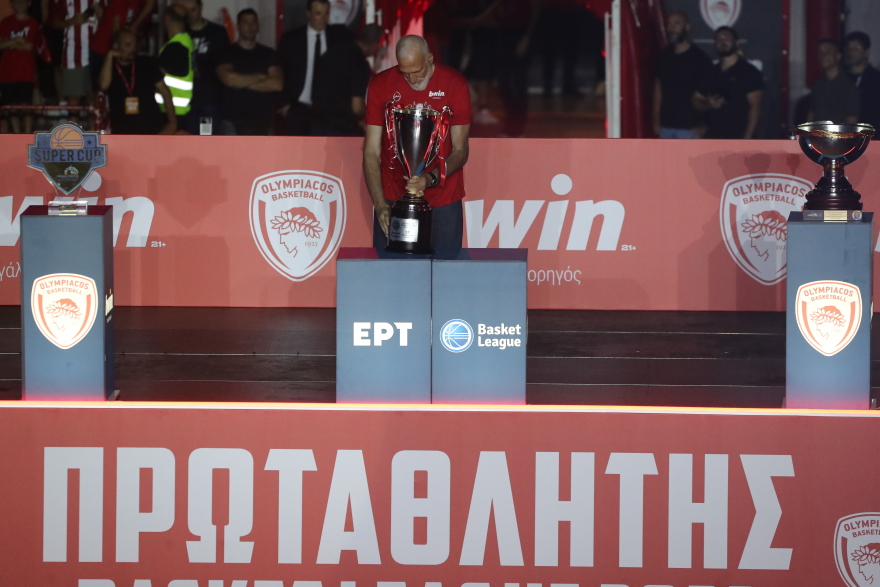 Ολυμπιακός: Ο Αργύρης Καμπούρης μαζί με νεαρό φίλο της ομάδας με κινητικά προβλήματα μετέφεραν την κούπα στο βάθρο