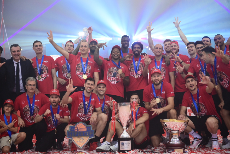 Πρωταθλητής Ελλάδας για 14η φορά και με την ... κούπα στα χέρια ο Ολυμπιακός - Δείτε βίντεο και φωτογραφίες από τη φιέστα 