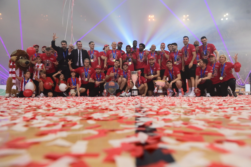 Πρωταθλητής Ελλάδας για 14η φορά και με την ... κούπα στα χέρια ο Ολυμπιακός - Δείτε βίντεο και φωτογραφίες από τη φιέστα 