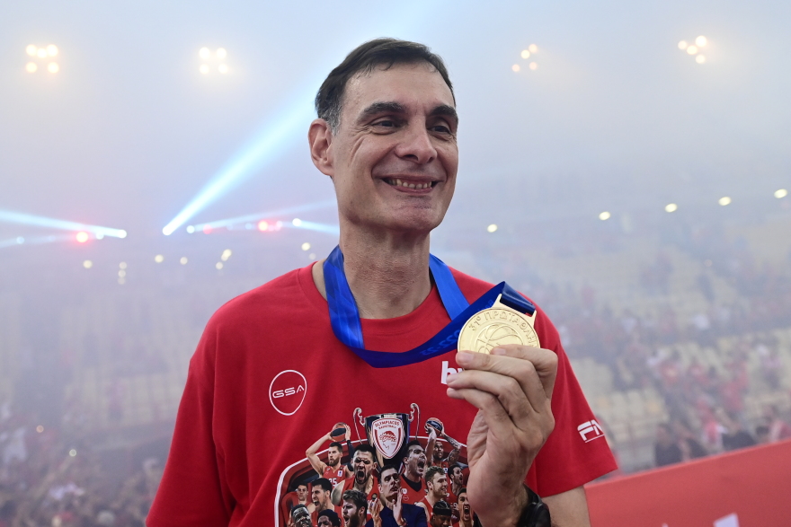 Πρωταθλητής Ελλάδας για 14η φορά και με την ... κούπα στα χέρια ο Ολυμπιακός - Δείτε βίντεο και φωτογραφίες από τη φιέστα 