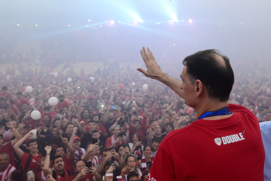 Πρωταθλητής Ελλάδας για 14η φορά και με την ... κούπα στα χέρια ο Ολυμπιακός - Δείτε βίντεο και φωτογραφίες από τη φιέστα 