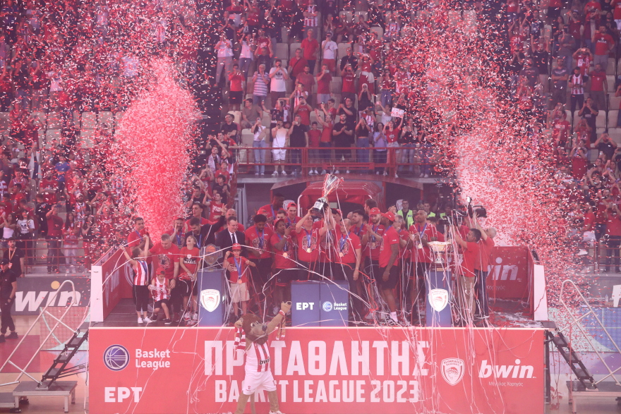 Πρωταθλητής Ελλάδας για 14η φορά και με την ... κούπα στα χέρια ο Ολυμπιακός - Δείτε βίντεο και φωτογραφίες από τη φιέστα 