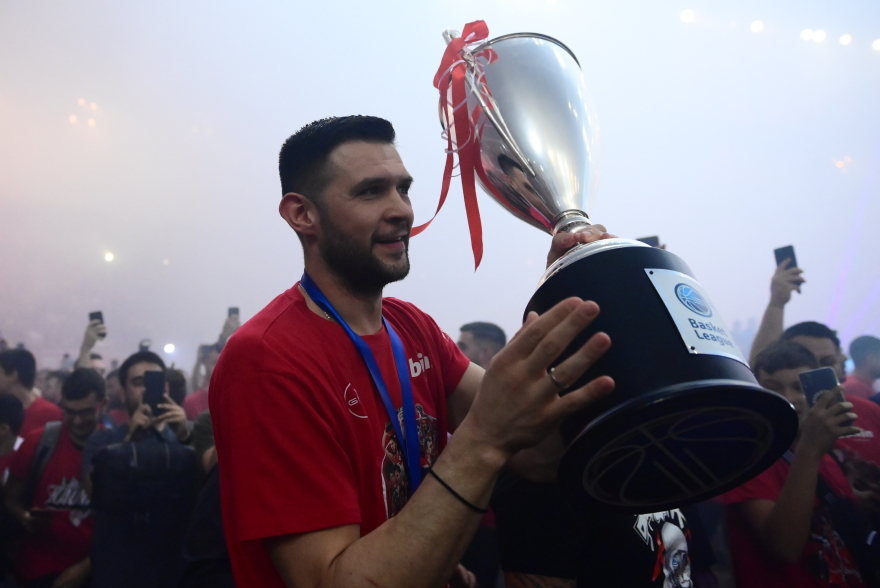 Πρωταθλητής Ελλάδας για 14η φορά και με την ... κούπα στα χέρια ο Ολυμπιακός - Δείτε βίντεο και φωτογραφίες από τη φιέστα 