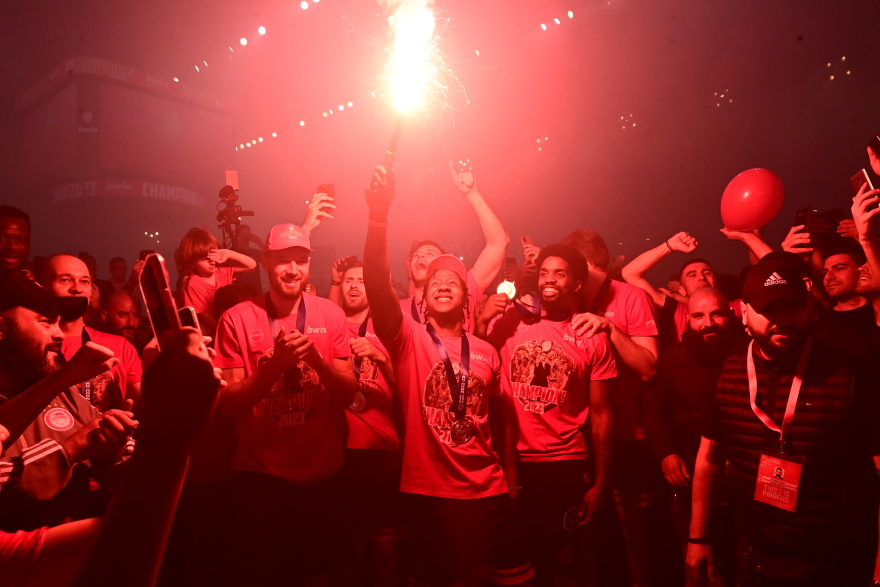 Πρωταθλητής Ελλάδας για 14η φορά και με την ... κούπα στα χέρια ο Ολυμπιακός - Δείτε βίντεο και φωτογραφίες από τη φιέστα 