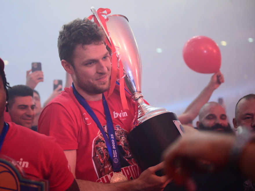 Πρωταθλητής Ελλάδας για 14η φορά και με την ... κούπα στα χέρια ο Ολυμπιακός - Δείτε βίντεο και φωτογραφίες από τη φιέστα 