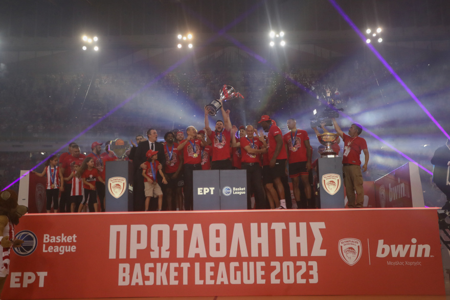 Πρωταθλητής Ελλάδας για 14η φορά και με την ... κούπα στα χέρια ο Ολυμπιακός - Δείτε βίντεο και φωτογραφίες από τη φιέστα 