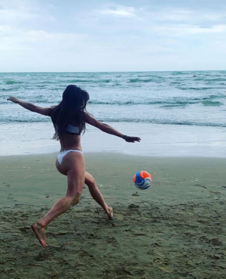 Ιζαμπέλα Σεντάσο: Η πιο όμορφη Ιταλίδα ποδοσφαιρίστρια  προωθεί μέσω «καυτών» φωτογραφιών το άθλημα της 