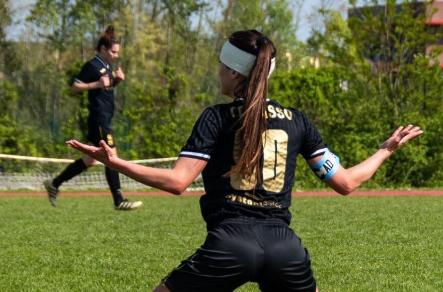 Ιζαμπέλα Σεντάσο: Η πιο όμορφη Ιταλίδα ποδοσφαιρίστρια  προωθεί μέσω «καυτών» φωτογραφιών το άθλημα της 