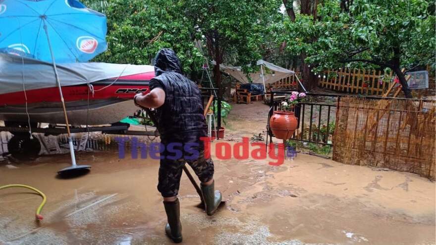 Θεσσαλονίκη: Στο έλεος της κακοκαιρίας – Πλημμύρισαν δρόμοι και σπίτια (φωτογραφίες και βίντεο)