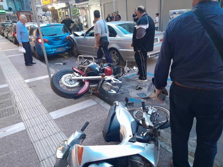 Καλαμάτα: Tρελή πορεία ΙΧ στο κέντρο της πόλης - Προσέκρουσε σε πέντε σταθμευμένα οχήματα