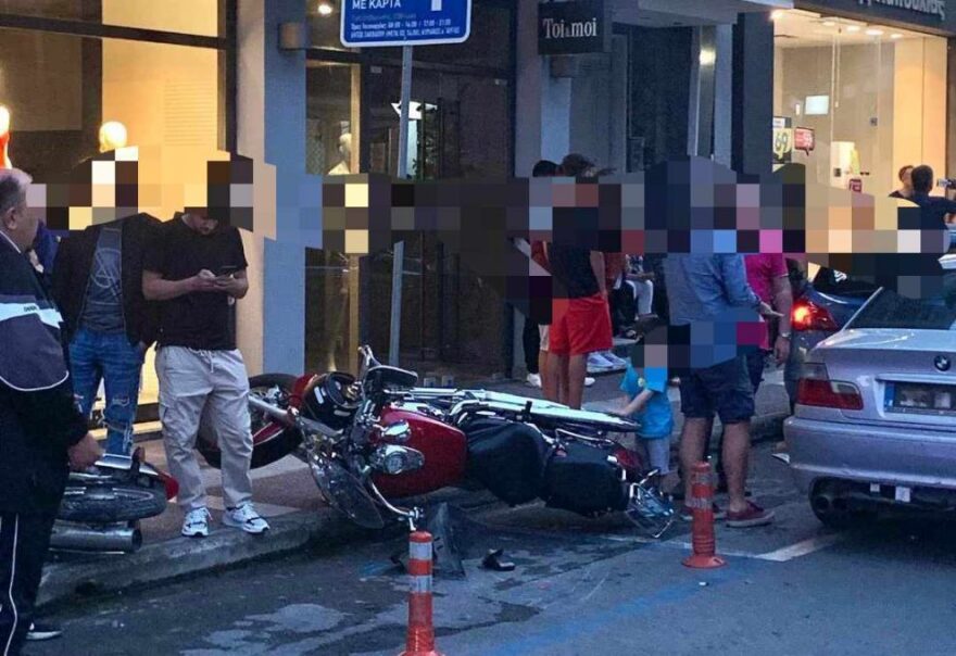 Καλαμάτα: Tρελή πορεία ΙΧ στο κέντρο της πόλης - Προσέκρουσε σε πέντε σταθμευμένα οχήματα