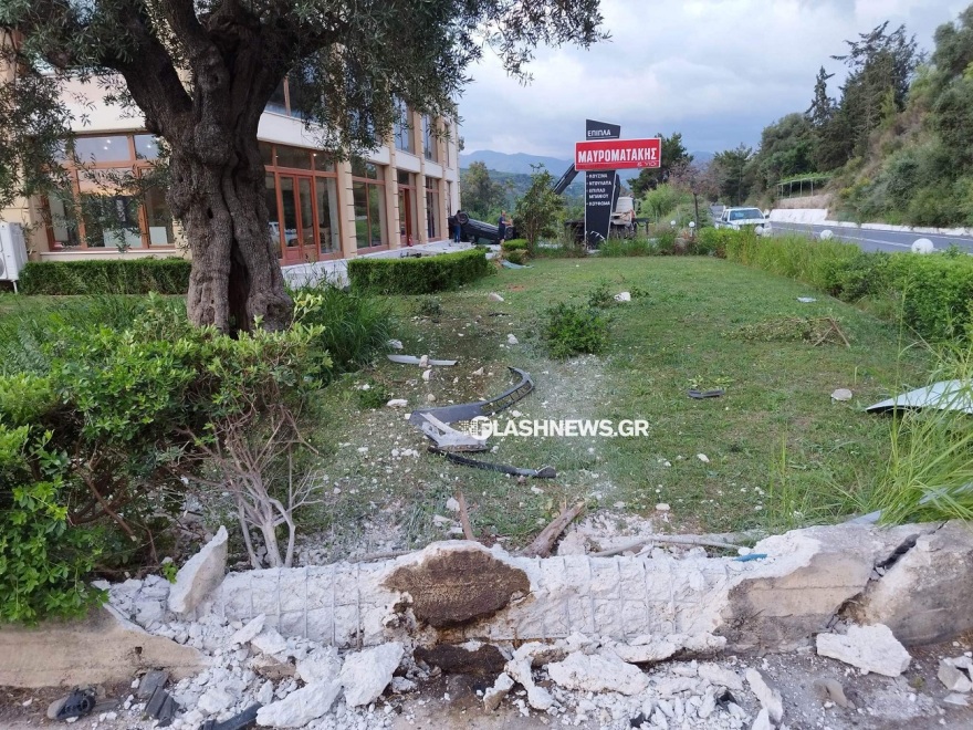  Χανιά: Τρελή πορεία αυτοκινήτου που έπεσε σε τζαμαρία επιχείρησης και πήρε φωτιά – Δείτε βίντεο