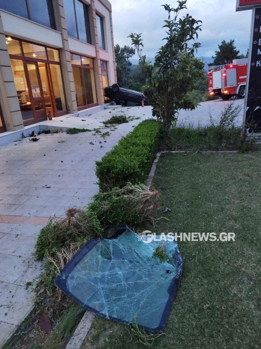  Χανιά: Τρελή πορεία αυτοκινήτου που έπεσε σε τζαμαρία επιχείρησης και πήρε φωτιά – Δείτε βίντεο