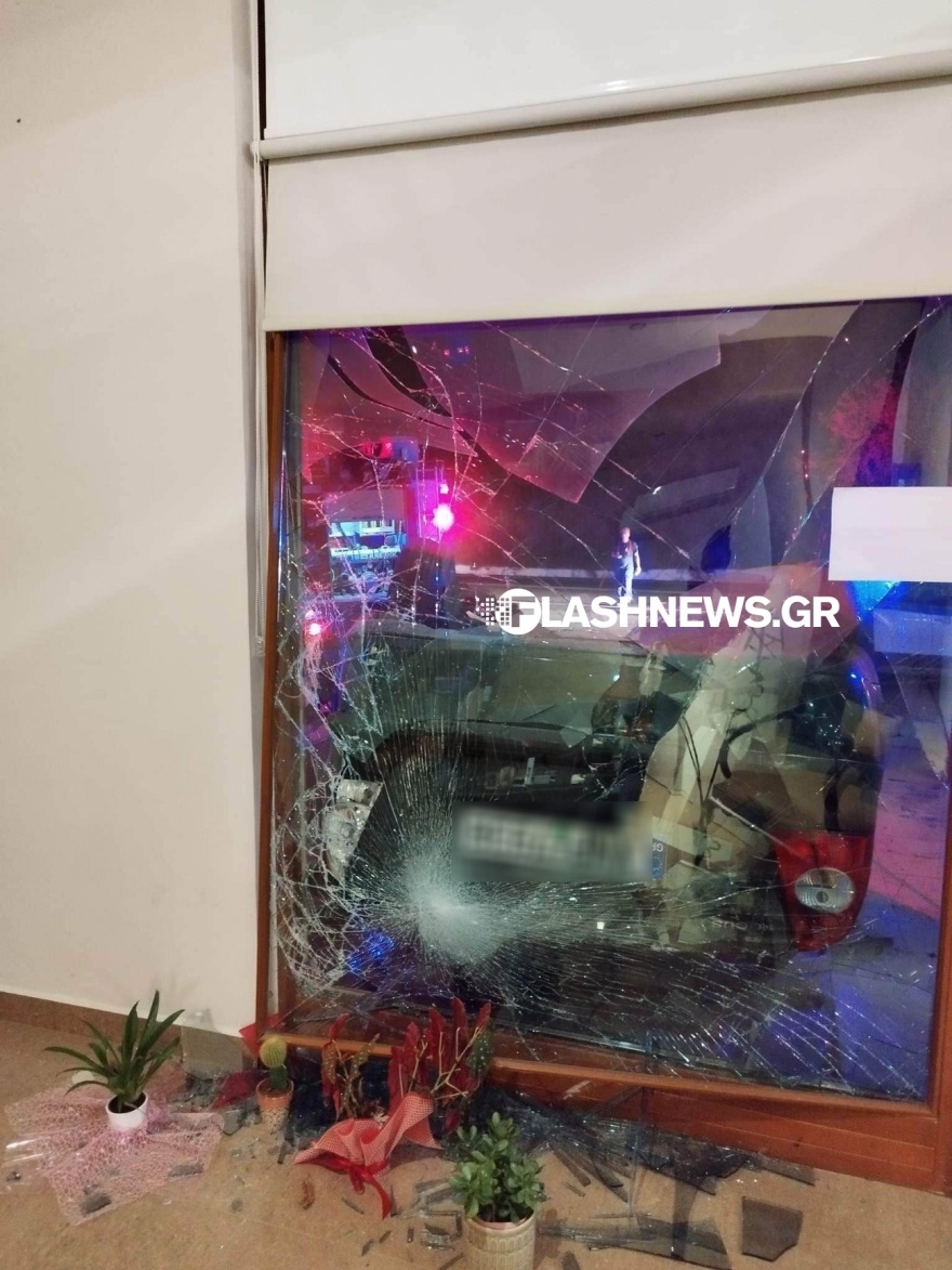  Χανιά: Τρελή πορεία αυτοκινήτου που έπεσε σε τζαμαρία επιχείρησης και πήρε φωτιά – Δείτε βίντεο