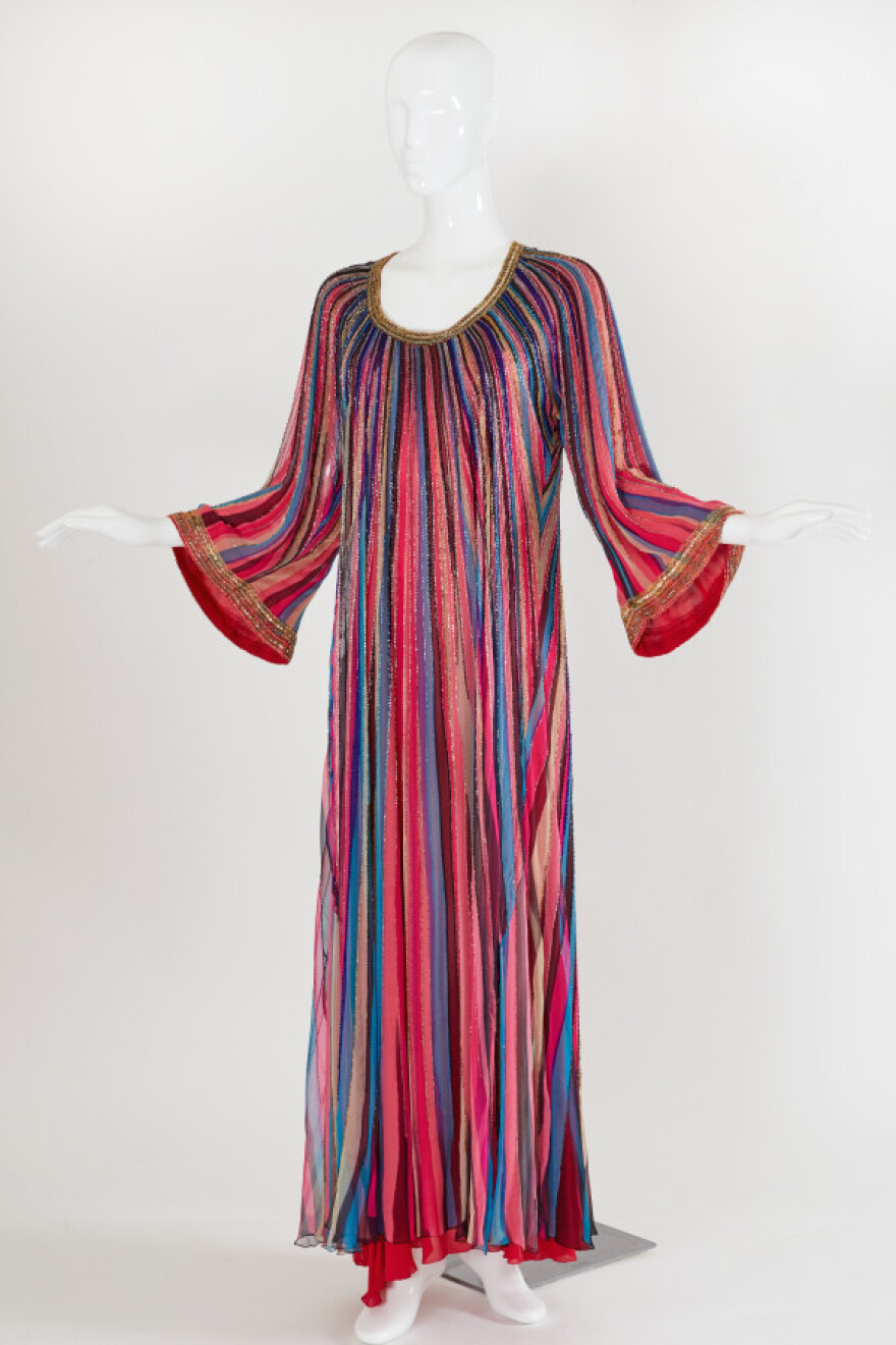 Στο «σφυρί» ρούχα και αξεσουάρ της Νάνας Μούσχουρη για το ίδρυμα της Μπριζίτ Μακρόν