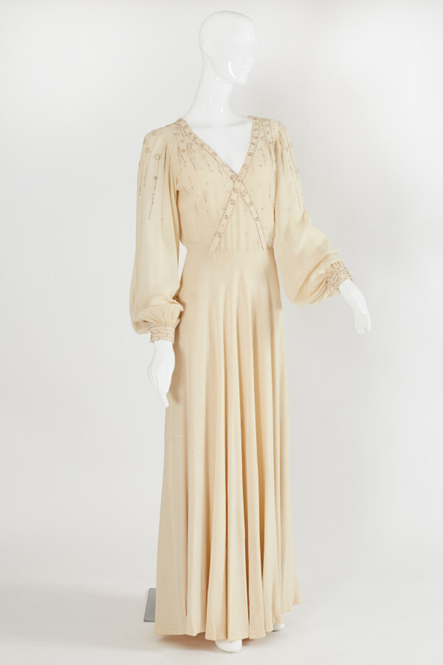 Στο «σφυρί» ρούχα και αξεσουάρ της Νάνας Μούσχουρη για το ίδρυμα της Μπριζίτ Μακρόν