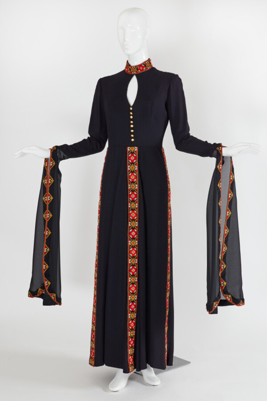 Στο «σφυρί» ρούχα και αξεσουάρ της Νάνας Μούσχουρη για το ίδρυμα της Μπριζίτ Μακρόν