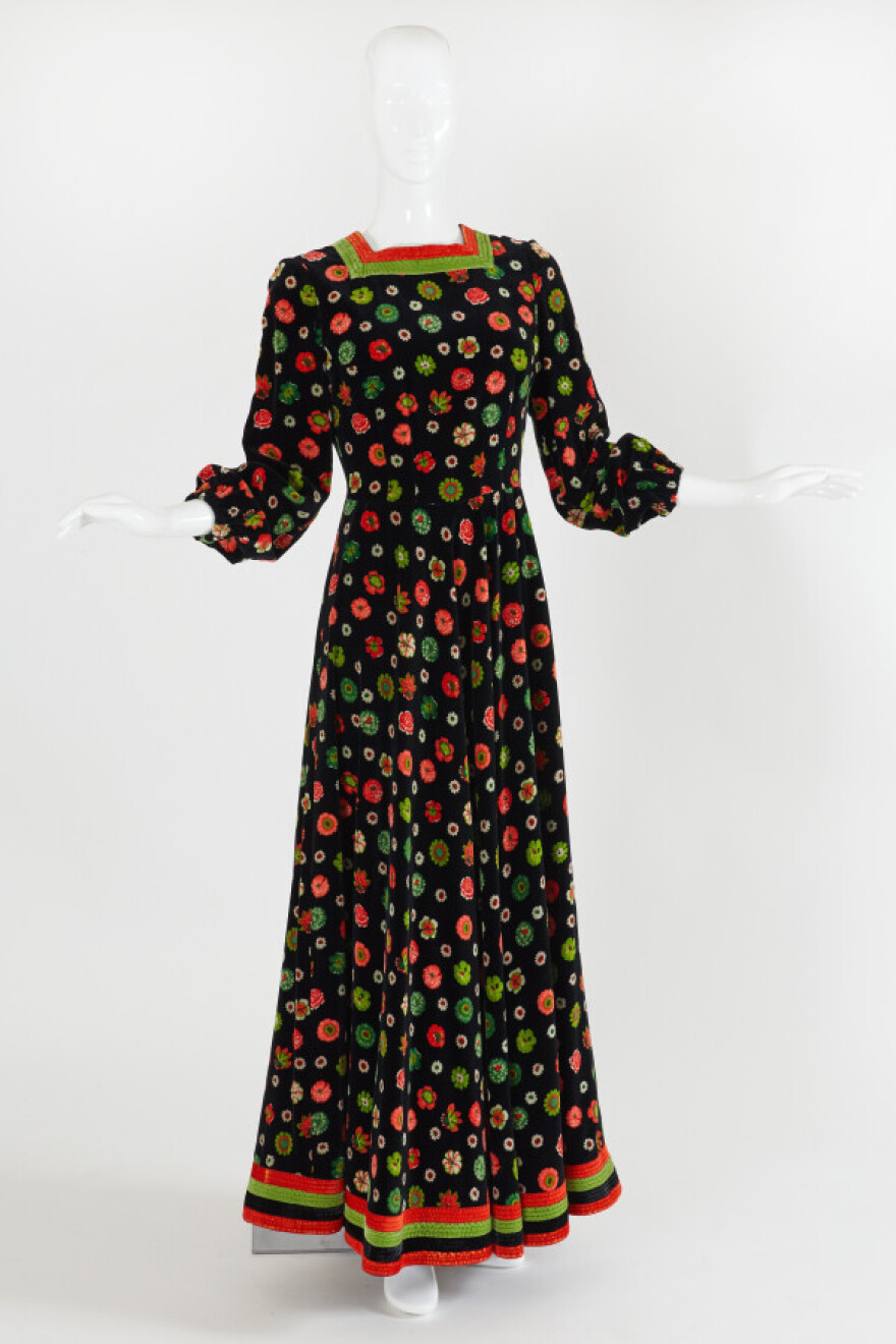 Στο «σφυρί» ρούχα και αξεσουάρ της Νάνας Μούσχουρη για το ίδρυμα της Μπριζίτ Μακρόν