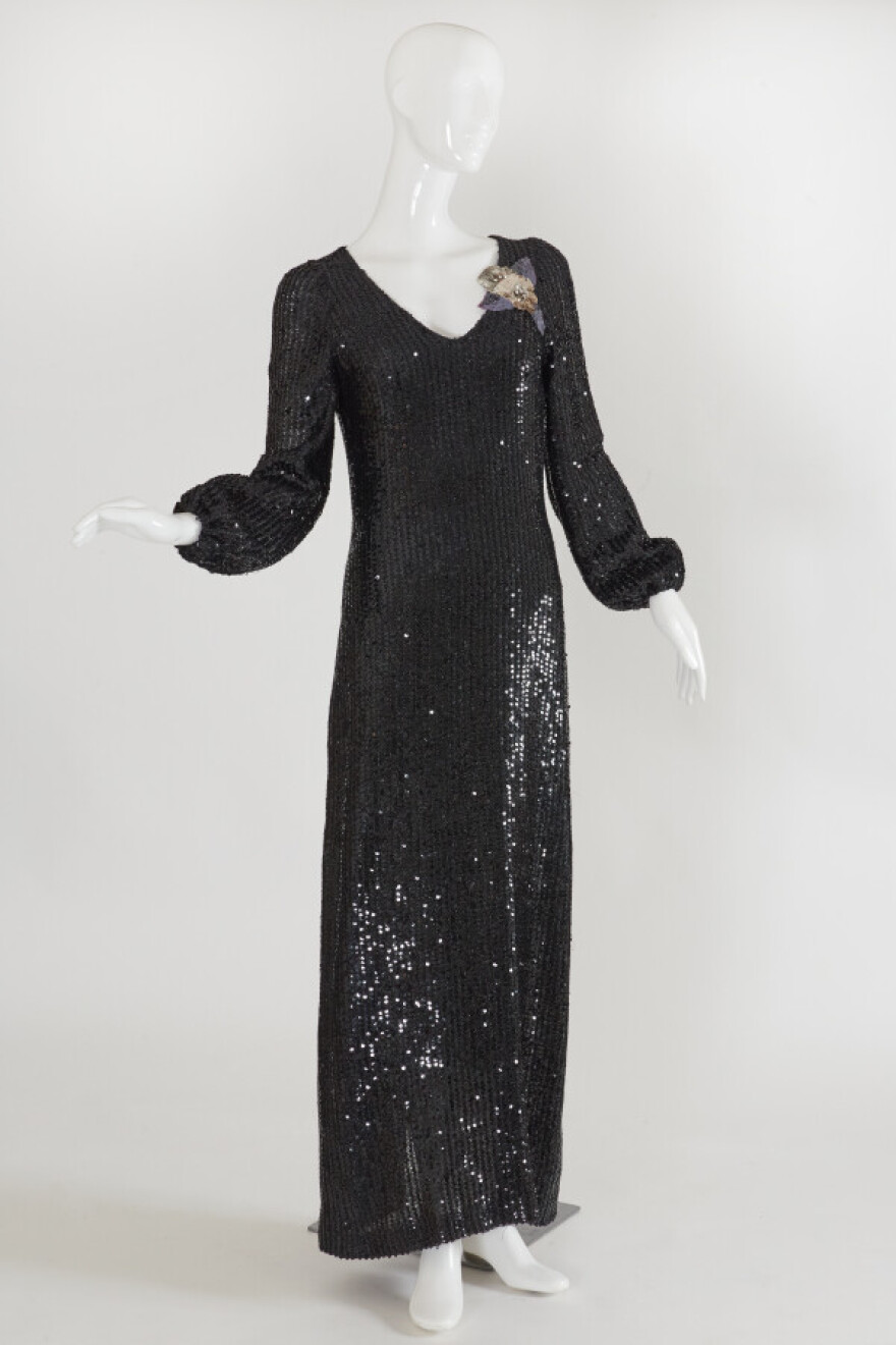 Στο «σφυρί» ρούχα και αξεσουάρ της Νάνας Μούσχουρη για το ίδρυμα της Μπριζίτ Μακρόν