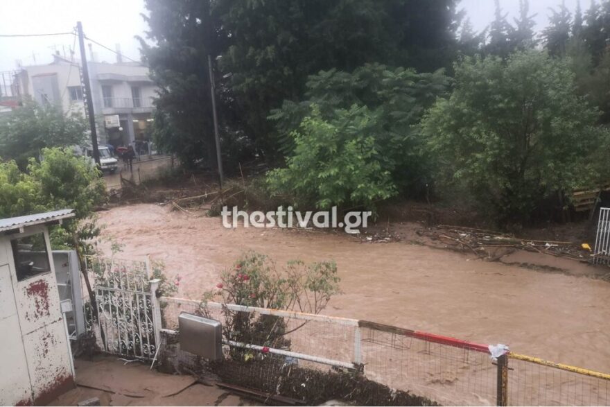 Θεσσαλονίκη: Εικόνες χάους μετά την επέλαση της κακοκαιρίας - Ζημιές σε σπίτια, δρόμους και καλλιέργειες