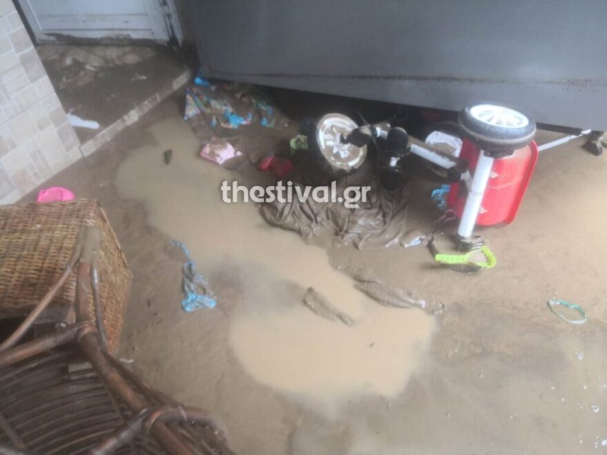 Θεσσαλονίκη: Εικόνες χάους μετά την επέλαση της κακοκαιρίας - Ζημιές σε σπίτια, δρόμους και καλλιέργειες