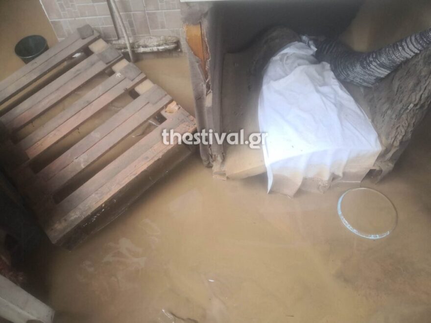 Θεσσαλονίκη: Εικόνες χάους μετά την επέλαση της κακοκαιρίας - Ζημιές σε σπίτια, δρόμους και καλλιέργειες