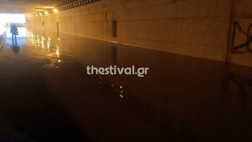 Θεσσαλονίκη: Στο έλεος της κακοκαιρίας – Πλημμύρισαν δρόμοι και σπίτια (φωτογραφίες και βίντεο)