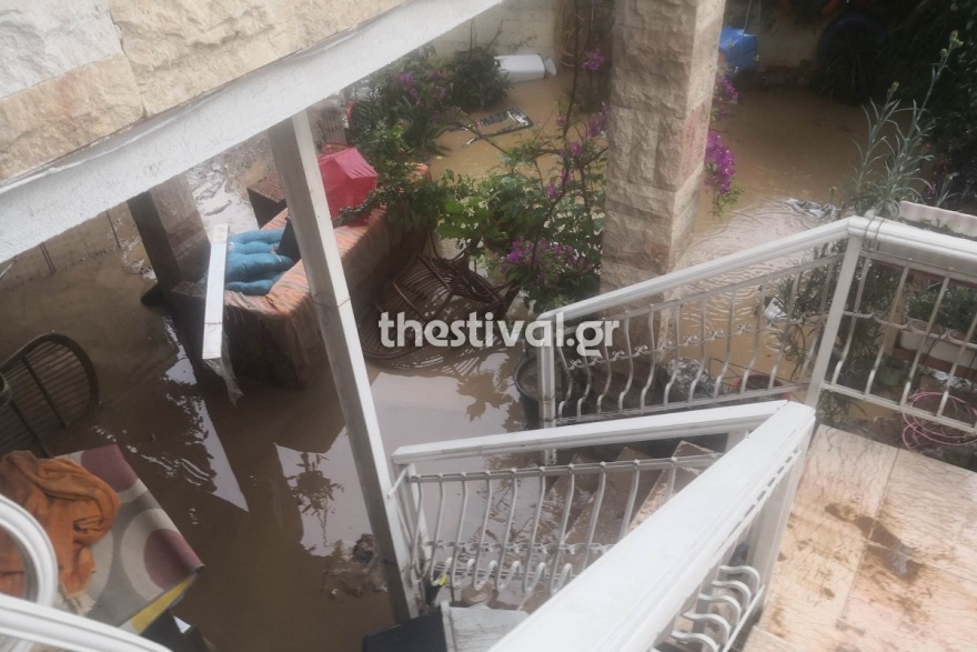 Θεσσαλονίκη: Στο έλεος της κακοκαιρίας – Πλημμύρισαν δρόμοι και σπίτια (φωτογραφίες και βίντεο)