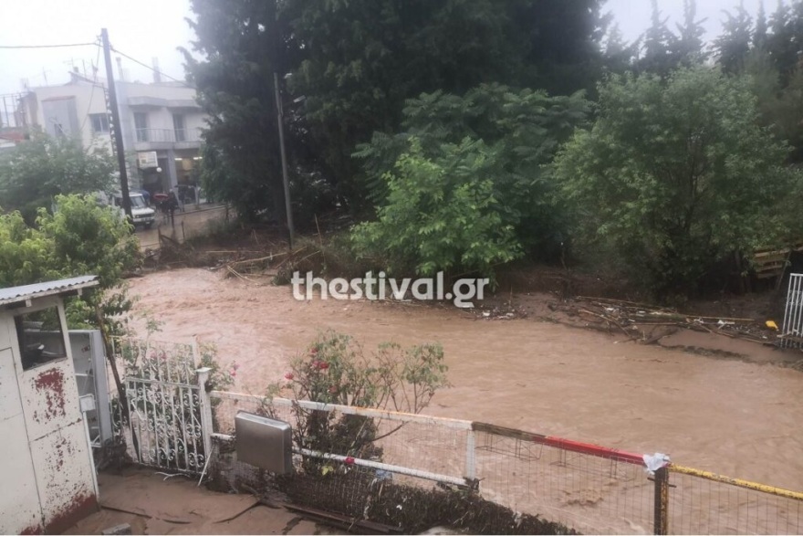 Θεσσαλονίκη: Στο έλεος της κακοκαιρίας – Πλημμύρισαν δρόμοι και σπίτια (φωτογραφίες και βίντεο)