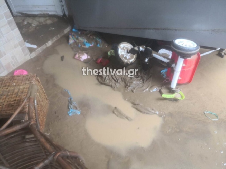 Θεσσαλονίκη: Στο έλεος της κακοκαιρίας – Πλημμύρισαν δρόμοι και σπίτια (φωτογραφίες και βίντεο)