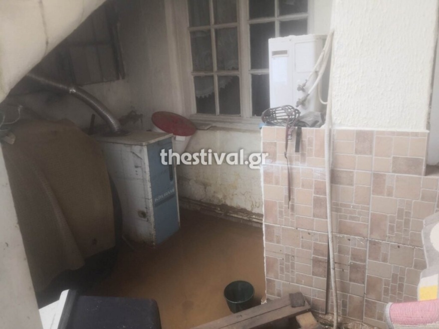 Θεσσαλονίκη: Στο έλεος της κακοκαιρίας – Πλημμύρισαν δρόμοι και σπίτια (φωτογραφίες και βίντεο)