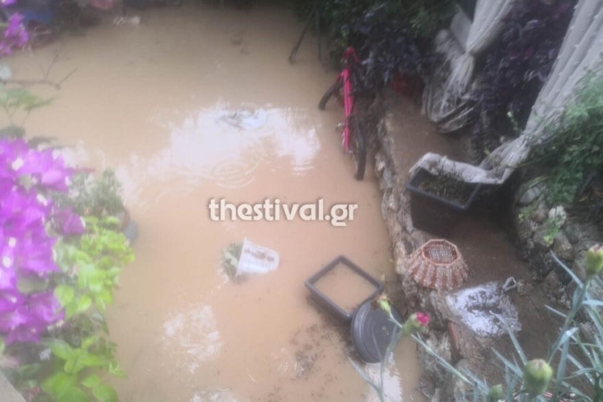 Θεσσαλονίκη: Στο έλεος της κακοκαιρίας – Πλημμύρισαν δρόμοι και σπίτια (φωτογραφίες και βίντεο)