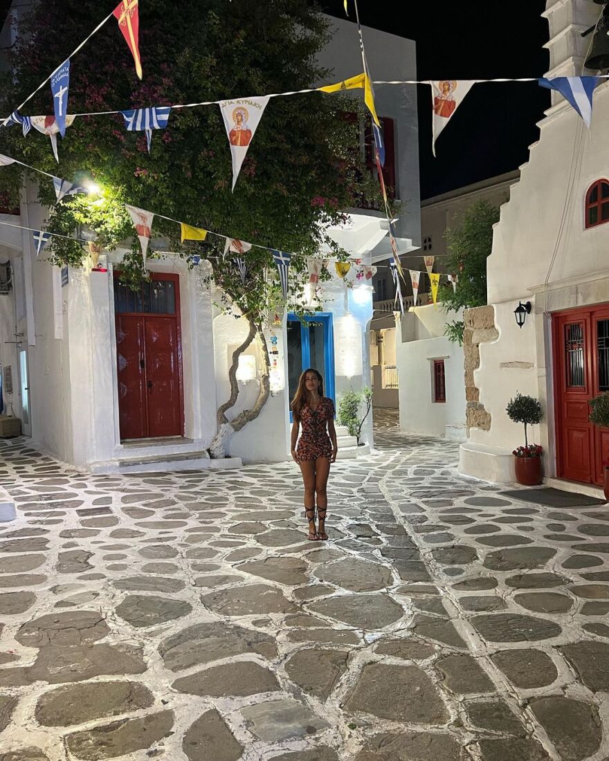 Anitta: Ξεφαντώνει στη Μύκονο η Βραζιλιάνα ποπ σταρμε τις φίλες της