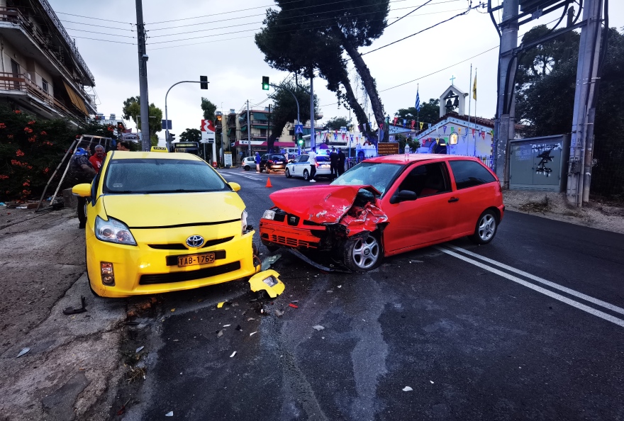 Μενίδι: Μετά από επικίνδυνο ελιγμό του οδηγού του ΙΧ η σφοδρή σύγκρουση με  το ταξί - Δείτε φωτογραφίες