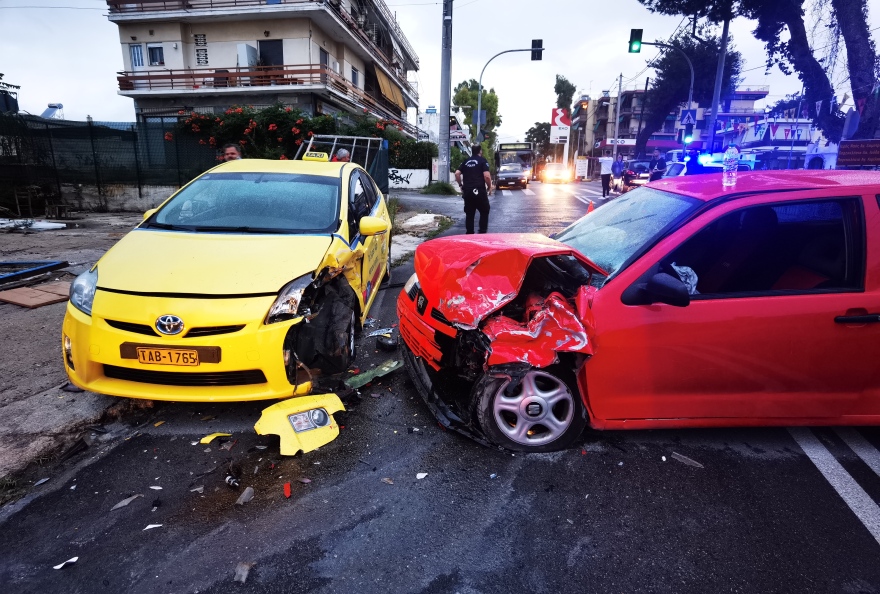 Μενίδι: Μετά από επικίνδυνο ελιγμό του οδηγού του ΙΧ η σφοδρή σύγκρουση με  το ταξί - Δείτε φωτογραφίες
