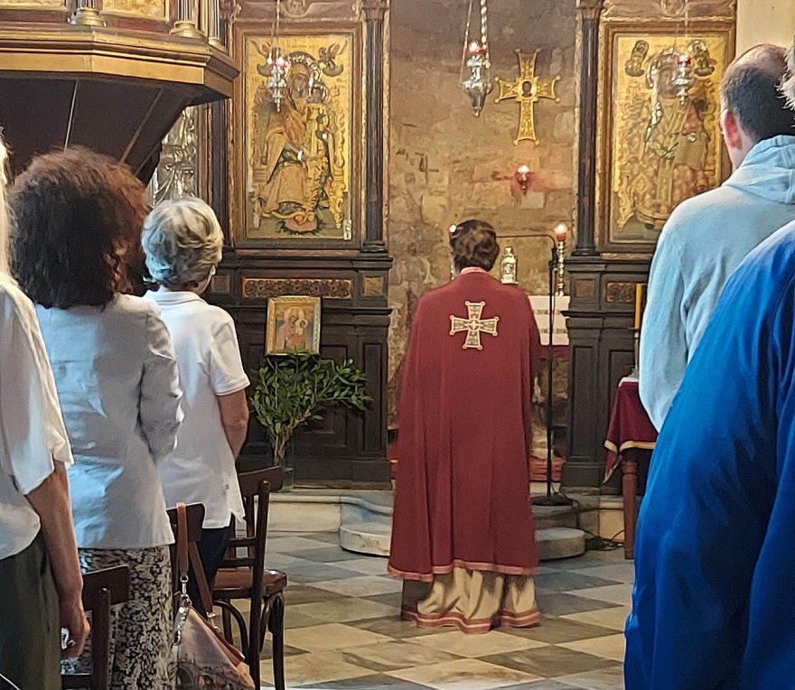 Λειτούργησε ξανά ο ιερέας που είχε τεθεί σε αργία επειδή είχε κορίτσια παπαδάκια – Δείτε βίντεο