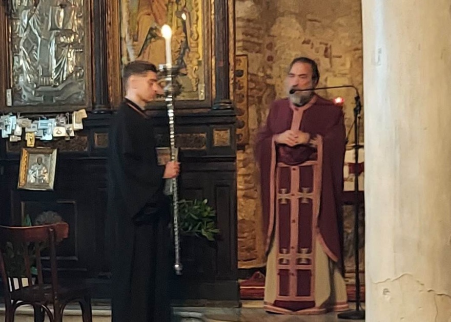 Λειτούργησε ξανά ο ιερέας που είχε τεθεί σε αργία επειδή είχε κορίτσια παπαδάκια – Δείτε βίντεο