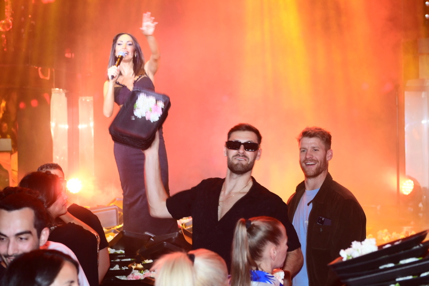 Ολυμπιακός: Η φιέστα των πρωταθλητών συνεχίστηκε στα μπουζούκια - Δείτε βίντεο