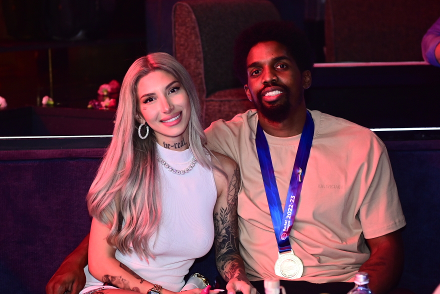 Ολυμπιακός: Η φιέστα των πρωταθλητών συνεχίστηκε στα μπουζούκια - Δείτε βίντεο