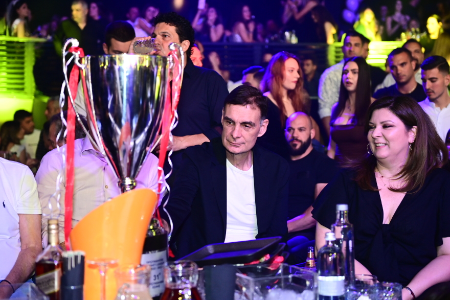 Ολυμπιακός: Η φιέστα των πρωταθλητών συνεχίστηκε στα μπουζούκια - Δείτε βίντεο