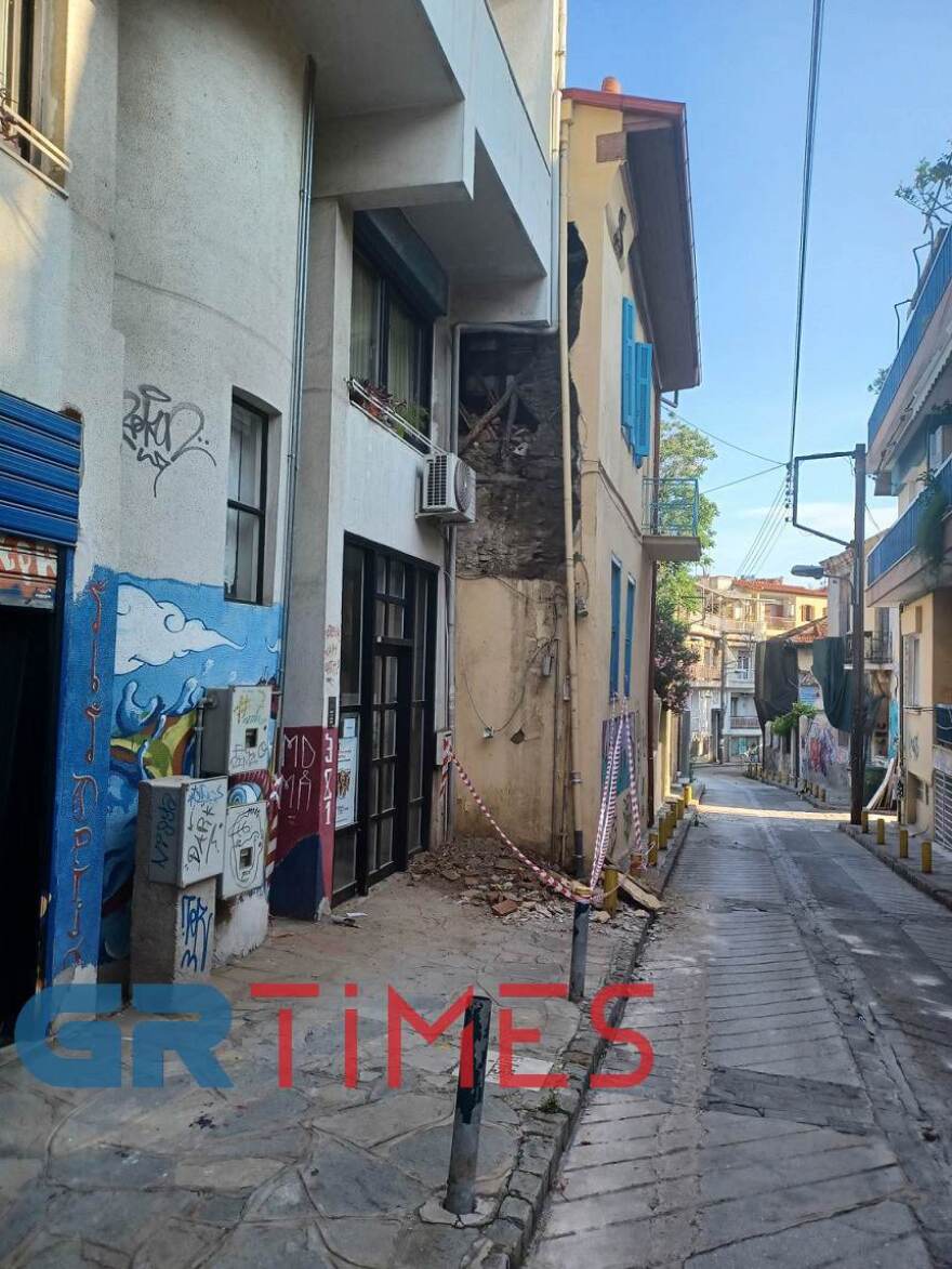 Θεσσαλονίκη: Κατέρρευσε τοίχος παραδοσιακής κατοικίας στην Άνω Πόλη λόγω της σφοδρής κακοκαιρίας (φωτογραφίες)