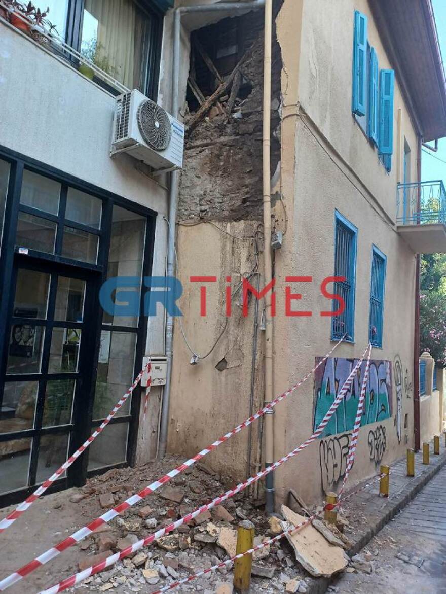 Θεσσαλονίκη: Κατέρρευσε τοίχος παραδοσιακής κατοικίας στην Άνω Πόλη λόγω της σφοδρής κακοκαιρίας (φωτογραφίες)