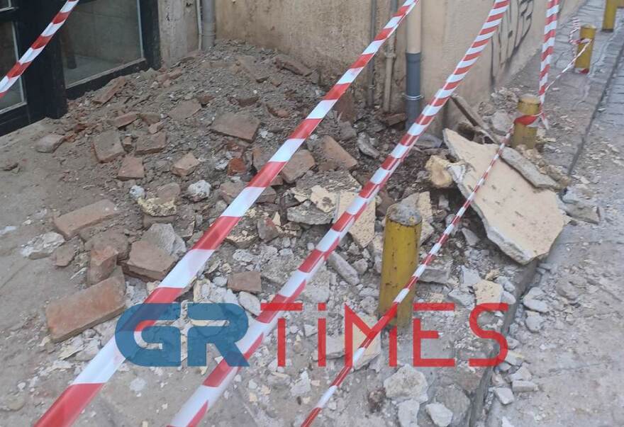 Θεσσαλονίκη: Κατέρρευσε τοίχος παραδοσιακής κατοικίας στην Άνω Πόλη λόγω της σφοδρής κακοκαιρίας (φωτογραφίες)