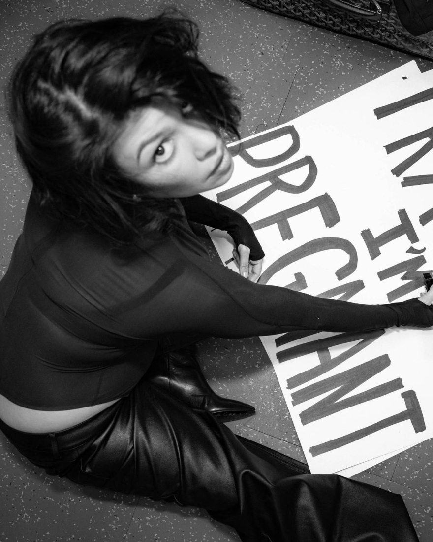 Κόρτνεϊ Καρντάσιαν: O Τράβις Μπάρκερ παίζει... ντραμς στη φουσκωμένη της κοιλιά